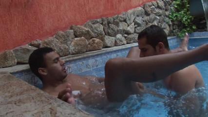 Male Dream: Sementales musculares latinos provocan y follan en la piscina