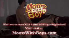 Moms With Boys: sauteli mammi saphaee ke badle sautele bete ko chodti hai