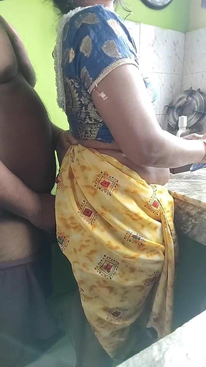 FULLMJEDETI: Tante seksi india digosok pantatnya waktu lagi bersenang-senang