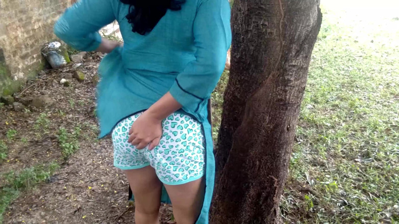 QueenSonali: Папочка трахает тетю в джунглях