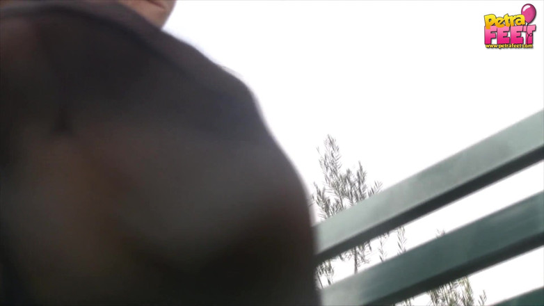 Foot Fetish HD: 佩特拉在板凳上