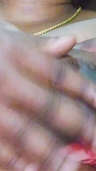 Ragazza sexy in video virale di tette calde