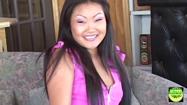 Naughty Asian Women: Głębokie gardło i mając jej azjatycki dupek lizał Lucy Lee...
