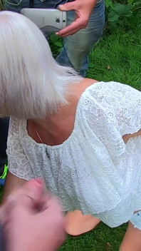 Gilf đĩ muốn trở thành trung tâm của sự chú ý vì vậy chúng tôi bao quanh cô ấy với những con cu dogging bẩn thỉu
