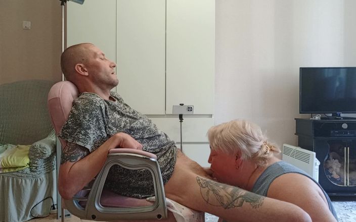 Zona901: Esposa mira a la suegra haciendo una mamada profunda y...