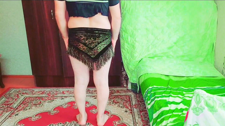 Kitty_Cross: सेक्सी महिला धीरे-धीरे कपड़े उतारती है जबकि आप पर सीधे देख रही है