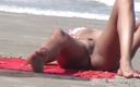 Amateurs videos: Cuckold man left his girlfriend sunbathing naked on the beach