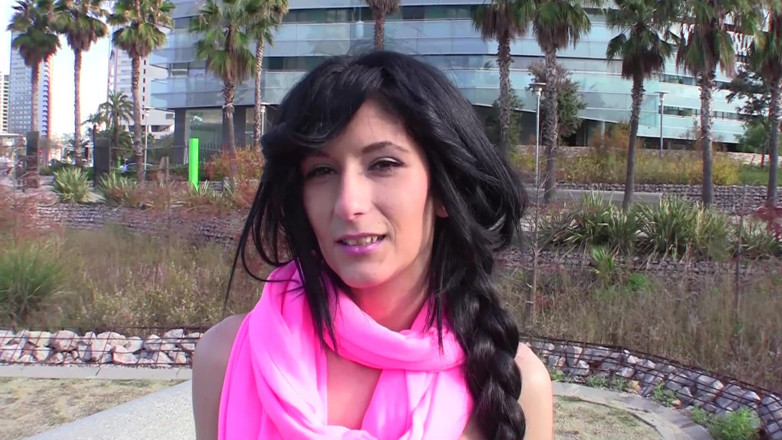Reality Babes: Tetovaná brunetka bušila do své nedbalé díry
