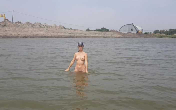 Sweet Buttocks: 女の子は川で裸で入浴し、海岸で自慰行為をします