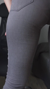 Amateur-MILF neckt perfekten arsch in super engen jeans und höschen line