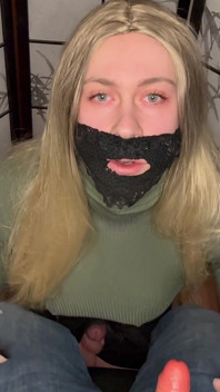 Drobná blondýnka Teen Femboy saje ptáka