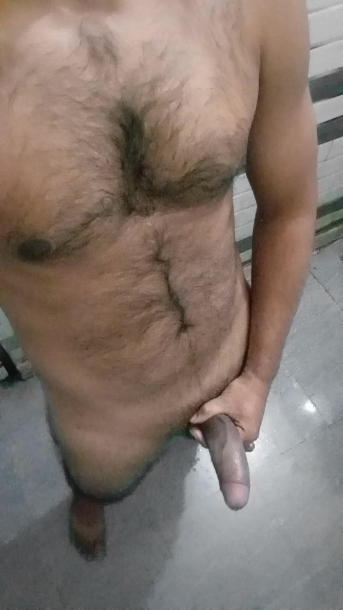 Raaz26d: När jag såg vänens frus fitta onanerade jag i badrummet