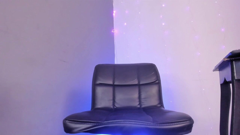 Bella Duval: Sissy Colombiana Infila Un Dildo in Profondità Nel Suo Succoso...