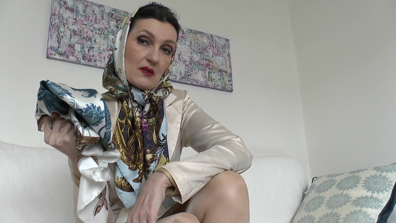 Lady Victoria Valente: Hari ini, kamu akan masturbasi dengan mobil headscarf! Lady Victoria...