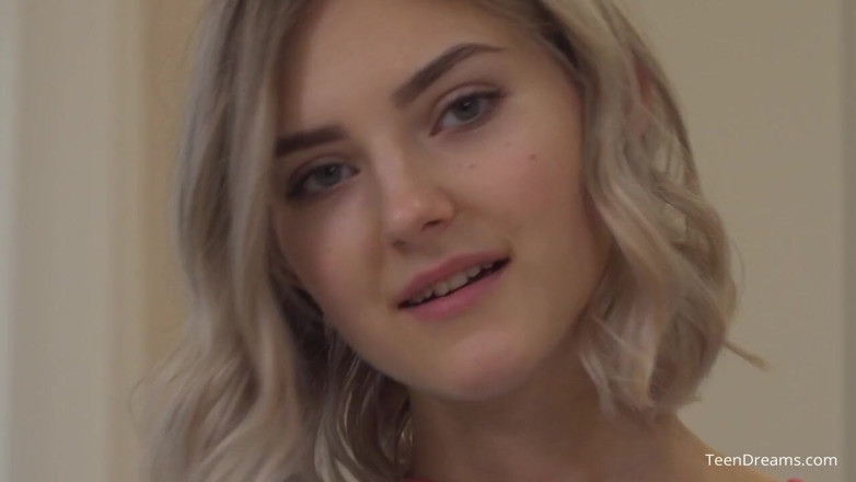 Teen Dreams: Eva, de 18 ani, se masturbează cu laptele ei