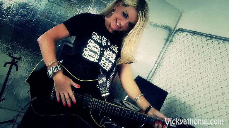 Vicky Vette: A cheap trick! Amazing milf Vicky Vette rocks a hard...