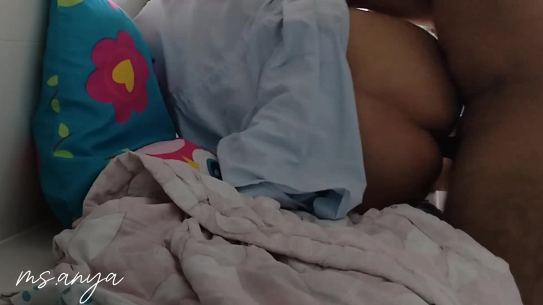 naanya: La mia matrigna ha bisogno del mio cazzo così la...