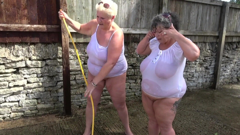 Uk Joolz: Water fight
