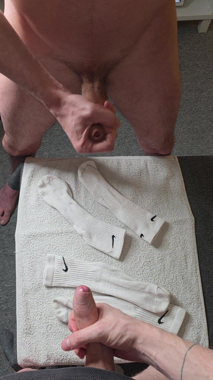 Twotwinkhusbands: 注文:使い古し、精液を濡らした白いナイキソックス2足