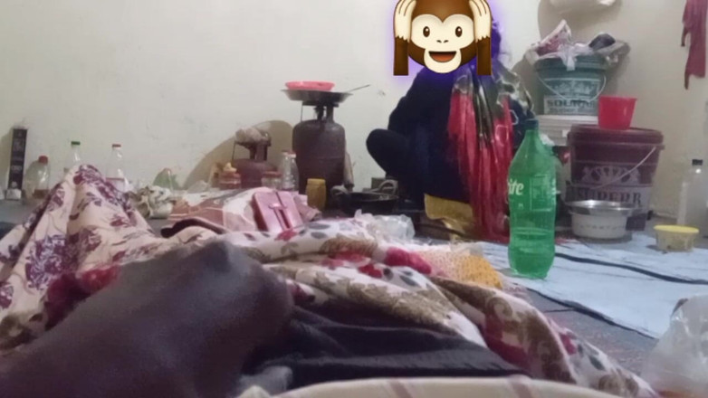 Bengaliauntykichut: main khaana bana rahi thi aur aadmi ne meri pith...
