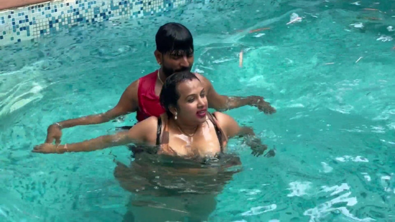 Kamasutra61: Hintli ateşli çift havuzda tam sikiş videosu viral mms klip