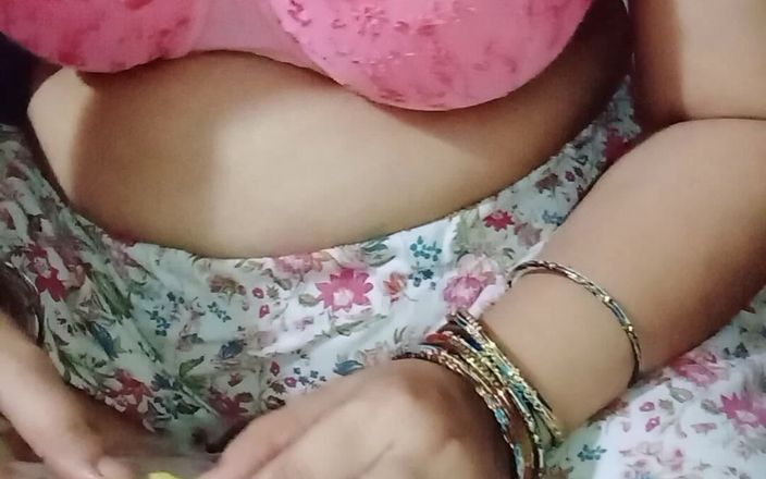 Sexy Yasmeen blue underwear: उसके चिप्स खिलाने के बाद मैंने उसकी शर्ट उतारी और उसके स्तनों को दबाया। उसके स्तन बहुत बड़े थे।