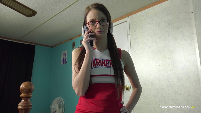 Exposed Whores Media: Farrah Valentine - ¡la animadora le hace una paja a su hermanastro...