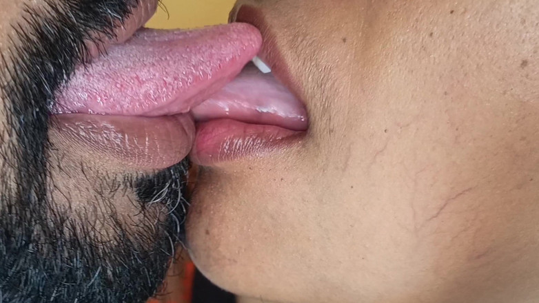 Pushpa porn: Ciuman bibir mendalam yang panas dan comel