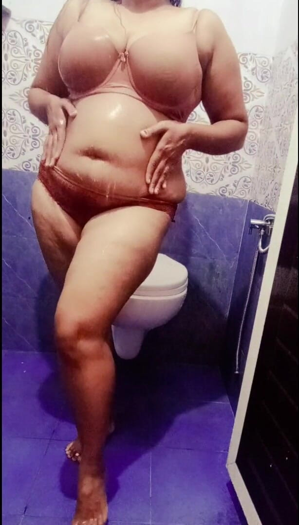 Your Arya: 印度大胸部继妹arya在浴室里