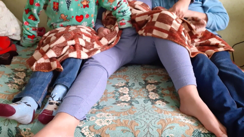 Lesbian-illusion: Adik tiri teman wanita saya melancap saya semasa tiga daripada...