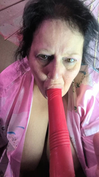 Kimono Geisha Pissing Fontanna pochyla się nad sflaczałymi górami
