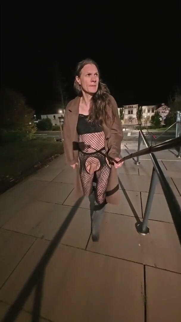 Slut Bella: 火车站和城市里的裸体