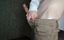 Arg B dick: Mladý chlap si po práci honí svého velkého 20centimetrové čůráka