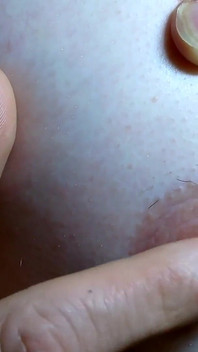 Juego con mis pezones y muestro mis axilas