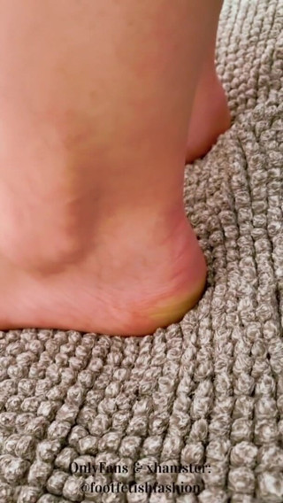 FootFetishFashion: Les pieds de ma demi-sœur, j'adore ça