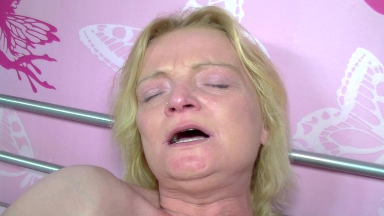 Deutsche Frauen: Зріла німецька блондинка мастурбує в сольній дії