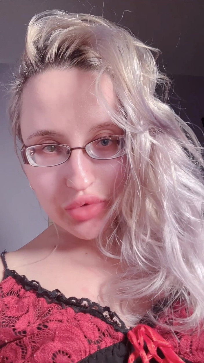 FinDom Goaldigger: Lip Obsession Tease