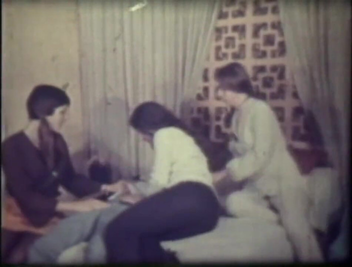 Vintage megastore: Сводная сестра и тинка BFF склонили сводного брата к сексу.