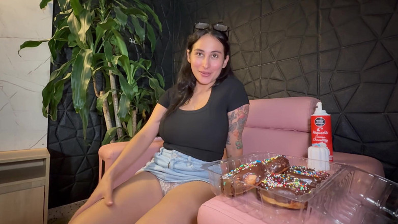 Jenifer Play: Engolindo o Gozo do Meu Namorado em Donuts