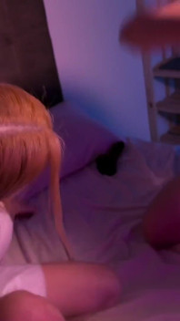 엉덩이에 딜도를 가지고 노는 Lola와 Alice