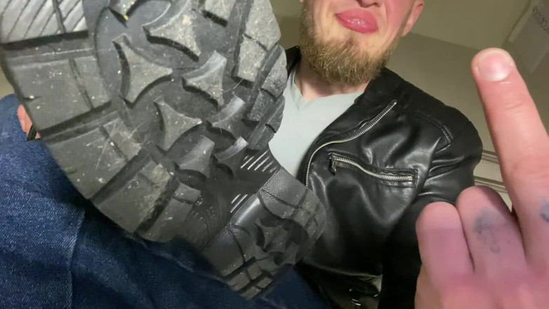 Hunky time: Leder-chef Raucht