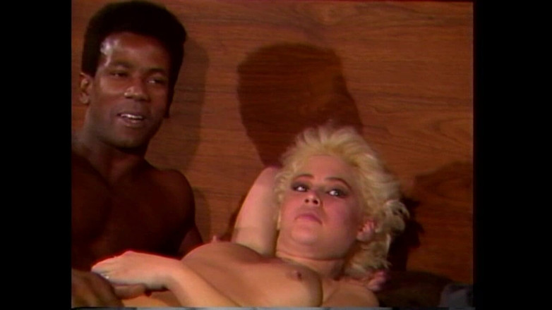 Black Sinner: MILF blonde miang menghisap batang keras hitam besar sebelum dia...
