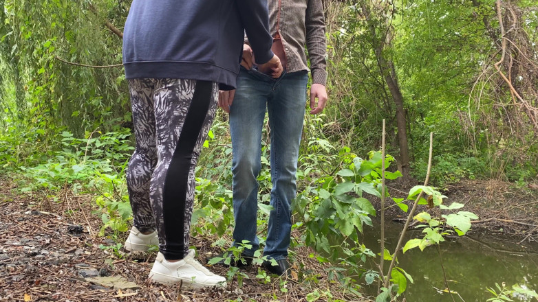 OurFetishLife: MiLF in leggings aiuta uno sconosciuto a fare pipì in...