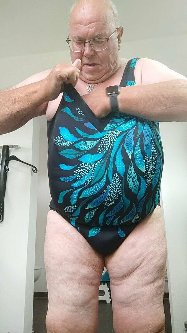 Karlchengeil: 私の妻の素晴らしいBaathingスーツを提示する
