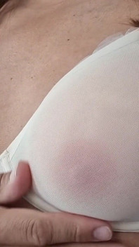 Seksi şeffaf sütyen, göğüslerime dokunmak ve mastürbasyon yapmak