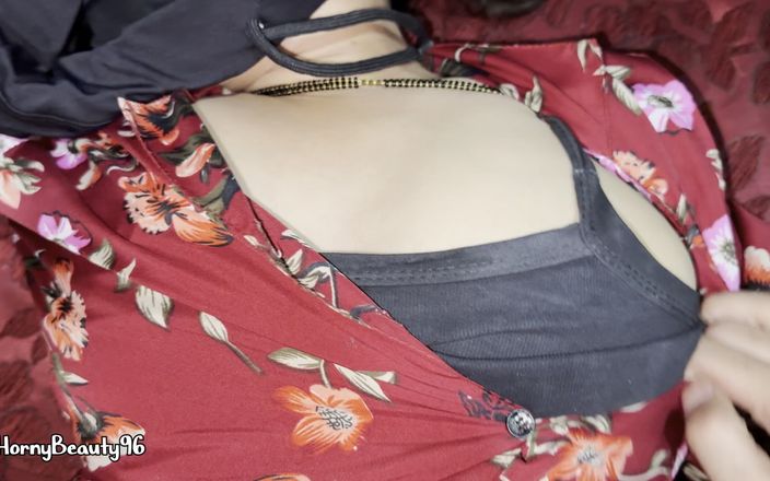 HornyBeauty96: 후배위 스타일로 섹스하는 발정난 의붓여친을 따먹어