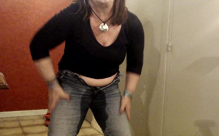 Lady Chloe: Joi francais - kot pantolonuna işiyor - Fransız amatör video