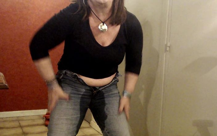 Lady Chloe: Instrucciones de paja francais - meando en sus jeans - video amateur...