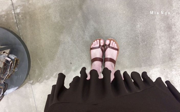 Mia Nyx: Mis bonitos pies al aire libre