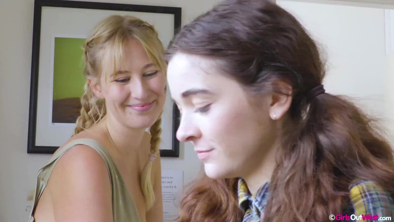 Girls Out West: Горячей блондинке ублажает ее волосатую киску симпатичная юная брюнетка